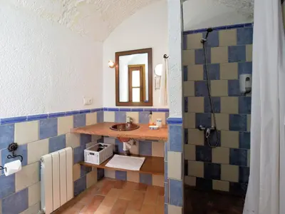 Un baño de Cave house with private terrace on a small complex