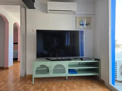 Una televisión o centro de entretenimiento en La cueva inès