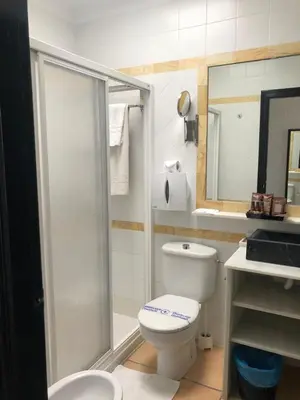 Un baño de SS Habitaciones turísticas VISTAS AL MAR