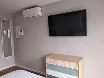 Una televisión o centro de entretenimiento en Apto en Aguadulce con Vistas al Mar