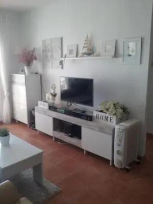Una televisión o centro de entretenimiento en APARTAMENTO JUNTO AL MAR EN LA COSTA DE ALMERIA