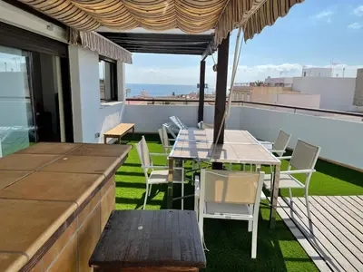 Un balcón o terraza de Ático Cabo de Gata con Terraza y vistas al mar, jacuzzi de exterior en temporada