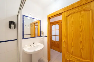 Un baño de Apartamento Cala Higuera 80m2