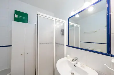 Un baño de Apartamento Cala Higuera 80m2