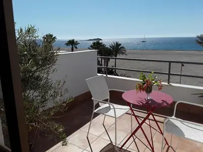 Un balcón o terraza de pension hernandez