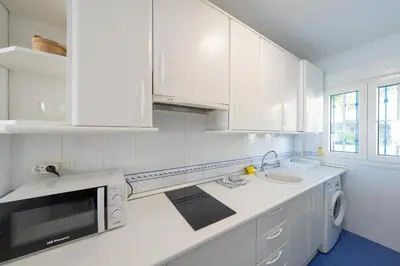 Una cocina o zona de cocina en Apartamento Balcón de San José, piscina, parking