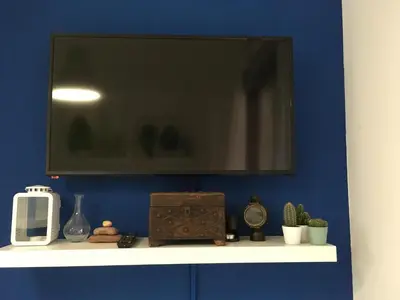 Una televisión o centro de entretenimiento en oasis del toyo golf&beach private garden wifi