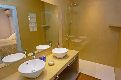 Un baño de Family Agua Amarga