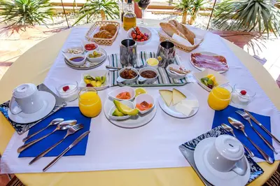 Comida en o cerca de este hotel