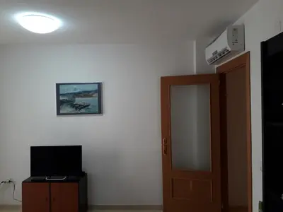 Una televisión o centro de entretenimiento en Apartamento 2 hab.en El Parador