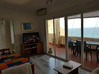 Una televisión o centro de entretenimiento en Apartamento Vistas Espectaculares al Mar
