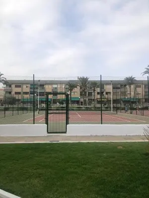 Instalaciones para jugar a tenis o squash en El Cuchitril o alrededores