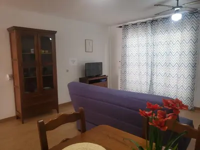 Una televisión o centro de entretenimiento en APARTAMENTO NATURISTA en PRIMERA LÍNEA DE VERA PLAYA!!!