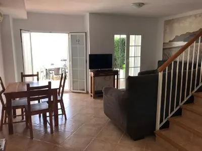 Una televisión o centro de entretenimiento en Casa Elena
