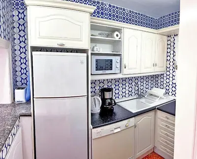 Una cocina o zona de cocina en Apartamento Roquetas de Mar Urbanización, 2 dormitorios, Gran Terraza con vista al mar, wi-fi, parking y piscina