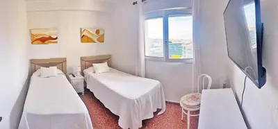 Una televisión o centro de entretenimiento en Apartamento Roquetas de Mar Urbanización, 2 dormitorios, Gran Terraza con vista al mar, wi-fi, parking y piscina