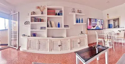 Una televisión o centro de entretenimiento en Apartamento Roquetas de Mar Urbanización, 2 dormitorios, Gran Terraza con vista al mar, wi-fi, parking y piscina