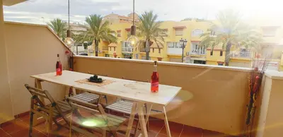 Un balcón o terraza de ROQUETAS BEACH HOUSE Apartamento fresco con Piscina