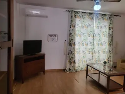 Una televisión o centro de entretenimiento en APARTAMENTO NATURISTA EN PRIMERA LÍNEA!