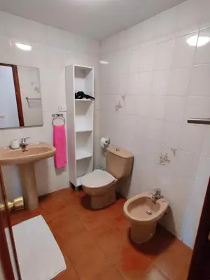 Un baño de Piso Grande cerca Playa con 5 Aires Acondicionados