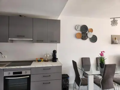 Una cocina o zona de cocina en ÁTICO DUPLEX ESPECTACULAR MARMOLADO con PISCINA PRIVADA!