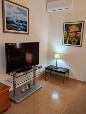 Una televisión o centro de entretenimiento en Bahía de Vera Apartamento Aquaria