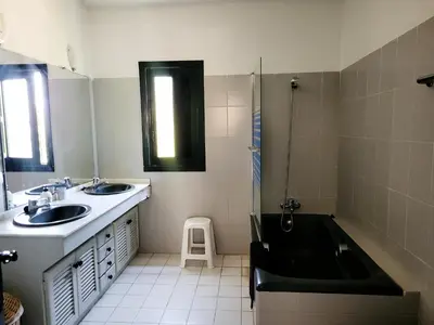 Un baño de LOS MORALICOS AGUA AMARGA