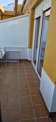 Un balcón o terraza de Ático frente al mar, un dormitorio 