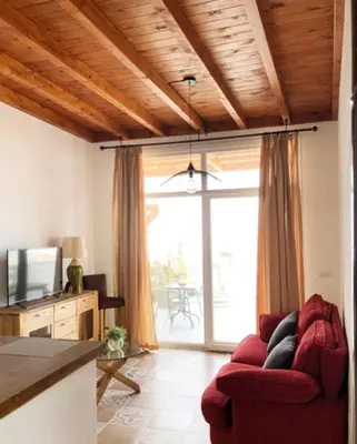 Una televisión o centro de entretenimiento en La Casilla del San Antón