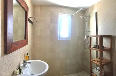Un baño de Villa Blanca Views & Pool