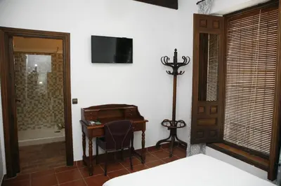 Una televisión o centro de entretenimiento en HABITACIONES LAS TERMAS