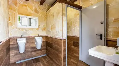 Un baño de Spacious villa with mountain view and pool in Baza