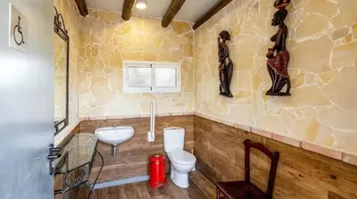Un baño de Spacious villa with mountain view and pool in Baza