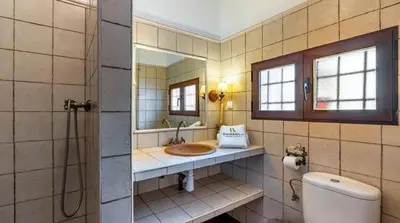 Un baño de Spacious villa with mountain view and pool in Baza