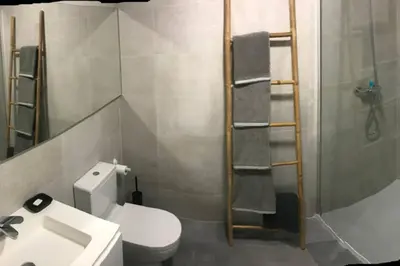 Un baño de LA PITA DEL POZO