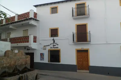 Edificio en el que se encuentra el hostal o pensión