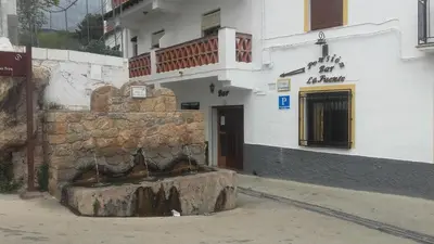 Edificio en el que se encuentra el hostal o pensión