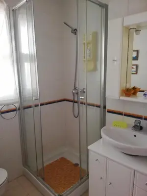 Un baño de LUJOSO ADOSADO de TRES HABITACIONES en VERA PLAYA A 200 METROS DEL MAR