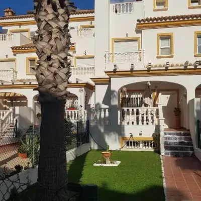 LUJOSO ADOSADO de TRES HABITACIONES en VERA PLAYA A 200 METROS DEL MAR