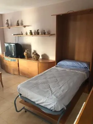 Una televisión o centro de entretenimiento en Apartamento las Yucas - Aguilas