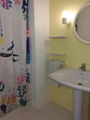 Un baño de PISO CON VISTAS AL MAR