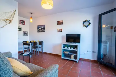 Una televisión o centro de entretenimiento en Trendy Homes Casa Nerida