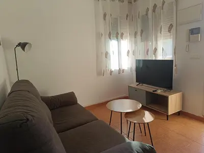 Una televisión o centro de entretenimiento en Bahía de Vera Apartamento Luisa