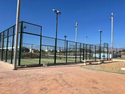Instalaciones para jugar a tenis o squash en Apartamento del Toyo o alrededores