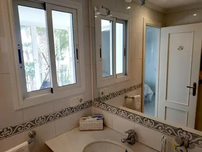 Un baño de Spacious house in Roquetas de Mar, 140 m², shared pool