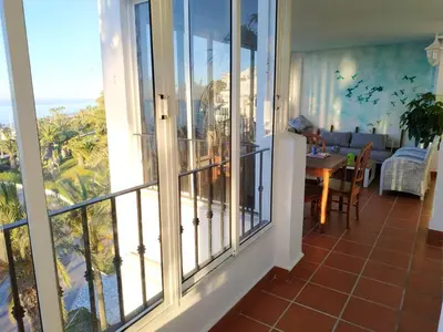 Un balcón o terraza de Spacious house in Roquetas de Mar, 140 m², shared pool