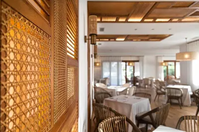 Un restaurante o sitio para comer en Jardines de la Mata Boutique Beach