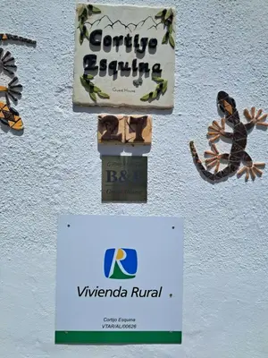 Certificado, premio, señal o documento que está expuesto en Cortijo Esquina B&B Guesthouse