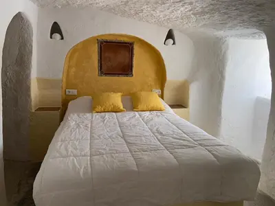 Cama o camas de una habitación en Alojamientos CUEVAS TIANA