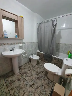 Un baño de AMPLIO APTO en ROQUETAS